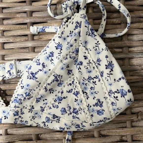 Hollister Swim size small Floral Triangle Bikini Top, EUC, feminine, dainty - Picture 2 of 6